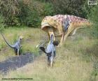 Diğer üç küçük dinozorun saldırısı karşısında kükreyen dinozor